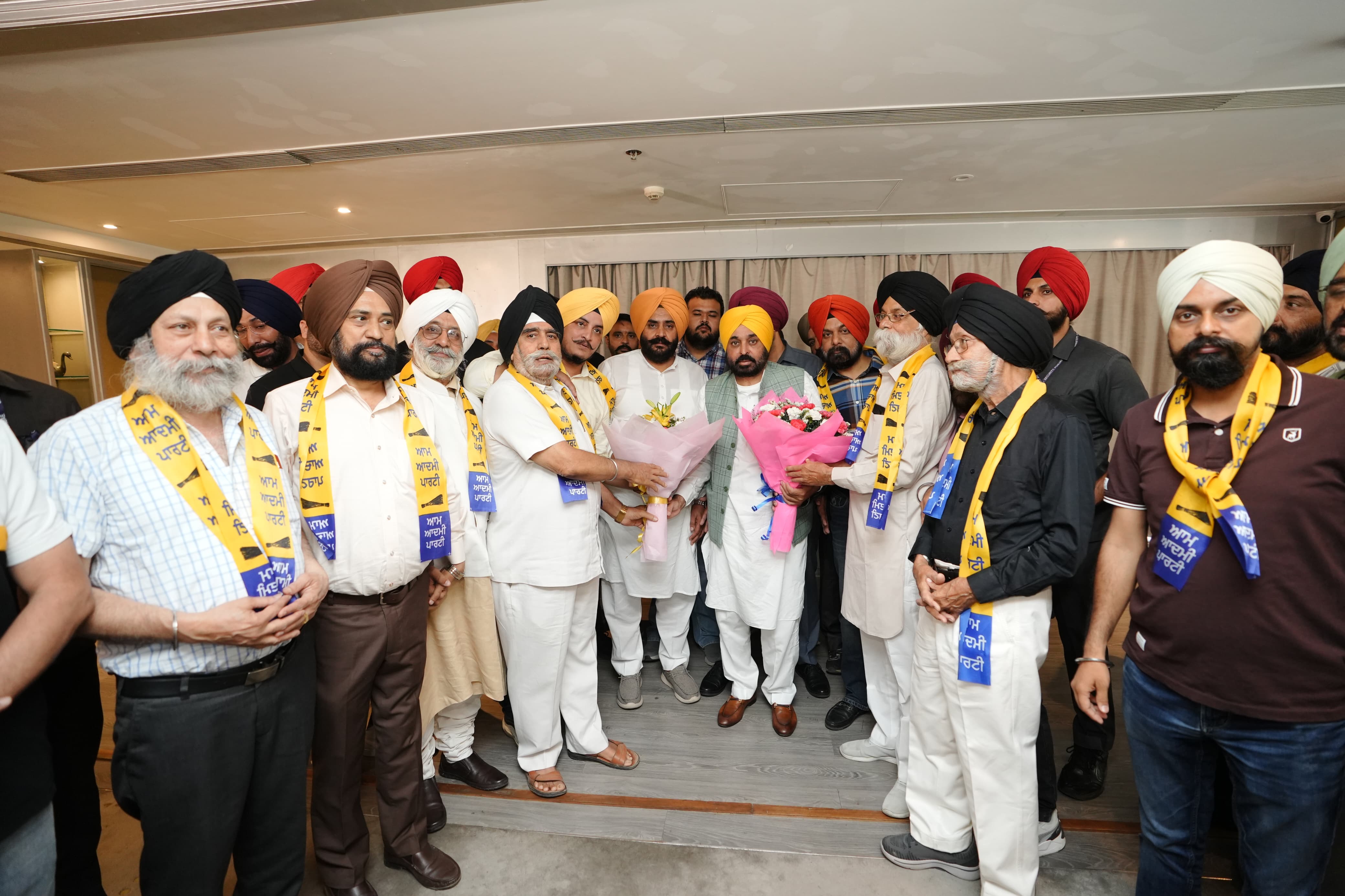 ਸਿੱਖ ਮਾਈਗਰੇਟ ਵੈਲਫੇਅਰ ਬੋਰਡ  ਦੇ ਚੇਅਰਮੈਨ ਤੇ ਹੋਰ ਮੈਂਬਰ "ਆਪ" 'ਚ ਸ਼ਾਮਲ